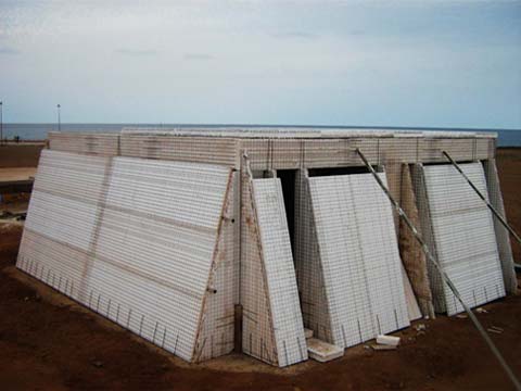 Paneles Diedra apuntalados durante el montaje de una obra